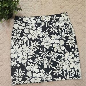 CHAPS Black & White Floral Straight Short Skirt, Size 4
